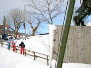 Näher am Lift geht kaum – Bushaltestelle am Brüchetallift