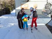 Kleinen Kindern wird beim Einsteigen geholfen