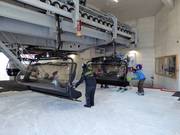 An den Sesselbahn wird beim Einsteigen geholfen