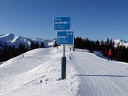 Ausschilderung mit Schwierigkeitsgraden in Farbe (blau=leicht, rot=mittel, schwarz=schwer)