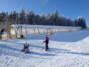 Übungsareal Junior Ski Zirkus mit überdachten Förderbändern
