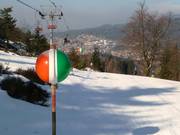 Pistenbegrenzungen im Skigebiet