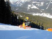Leistungsfähige Schneekanone im Skigebiet Pec pod Sněžkou