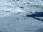 Am Maurergletscherlift geht es sportlich steil hinab