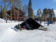 Offene Feuerstelle im Skigebiet