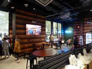 Snacks mit Blick auf die Pisten