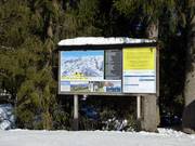 Pistenplan mit aktuellen Betriebsinformationen an der Talstation Kurvenlift