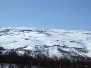 Blick von der Straße E10 auf das Skigebiet