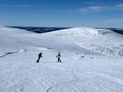 Breite Pisten starten am Gipfel