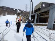 Das freundliche Personal scannt den Skipass beim Einstieg