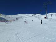 Anfängerpisten an den Liften oberhalb der Bergstation der Gondelbahn