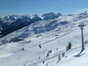 Blick über das Skigebiet mit Mittelstation und Snowpark