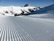 Striche im Schnee mit Panorama auf den Rettenstein